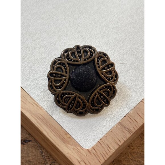 Vintage Victorian Style Ornate blk velvet center Brass Brooch Pin With Filigree - Picture 3 of 7